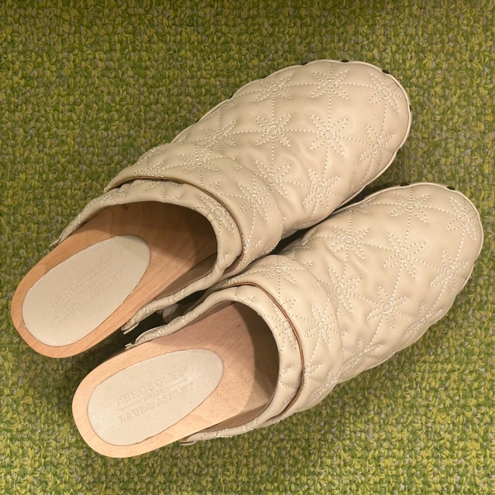 Like New! AEROSOLES X LAURA ASHLEY Aware Quilted Clogs
